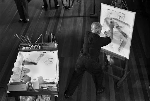 Iberê producing one of the gouaches of the series "The Man with the Flower in his Mouth"