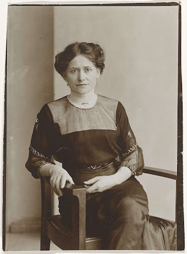 Portret van Olga Titzenthaler-Badenberg, echtgenote van de fotograaf