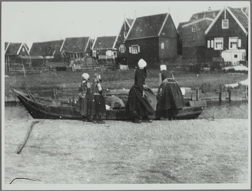 身穿传统服饰的女子在荷兰村庄前
