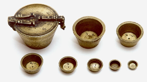 Nested cup weight. Three Castilian pounds