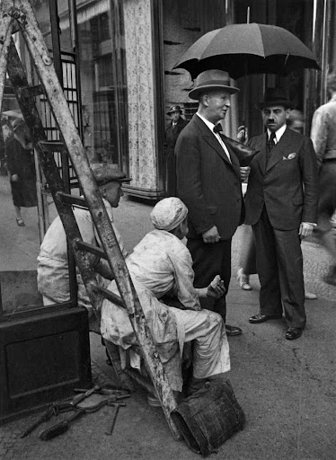 Two craftsmen having breakfast on Leipziger Straße
