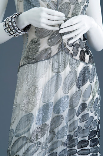 白、グレー、黒の水玉を縫いとったイブニングドレス（部分）