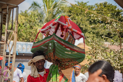 Puppeteers carrying Chadar Badar Puppets along with the entire Structure
