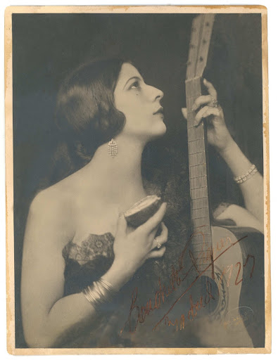 Concha Piquer with a guitar