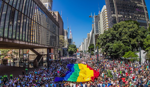 Milhares de pessoas na frente do MASP