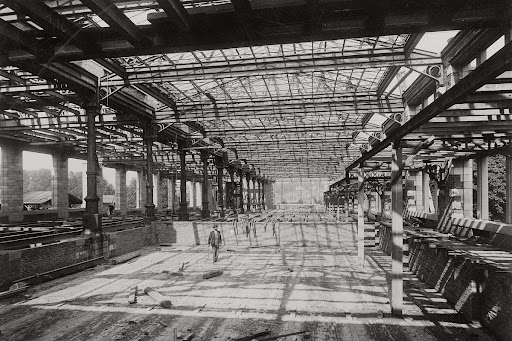 1900: a new building for the iguanodons