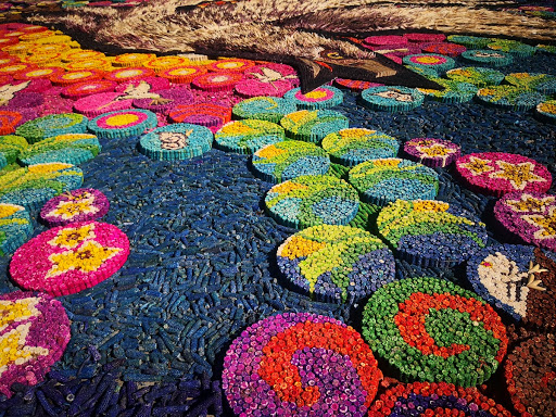 Flores y otros acabados del mandala de la alfombra