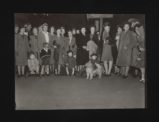 Sudden cancellation of trains causes crowd scens at Paddington Station