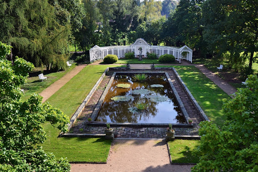 Villa Čerych – garden pool and gazebo