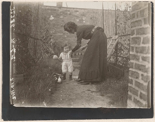 Marba en Olga Titzenthaler, dochter en echtgenote van de fotograaf, op het dakterras van het woonhuis in de Friedrichstrasse, Berlijn