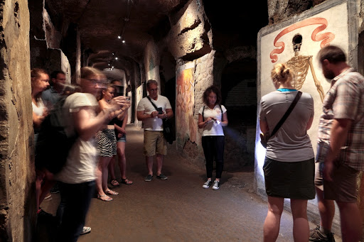 Tourists discovering the Catacombs of San Gaudioso.