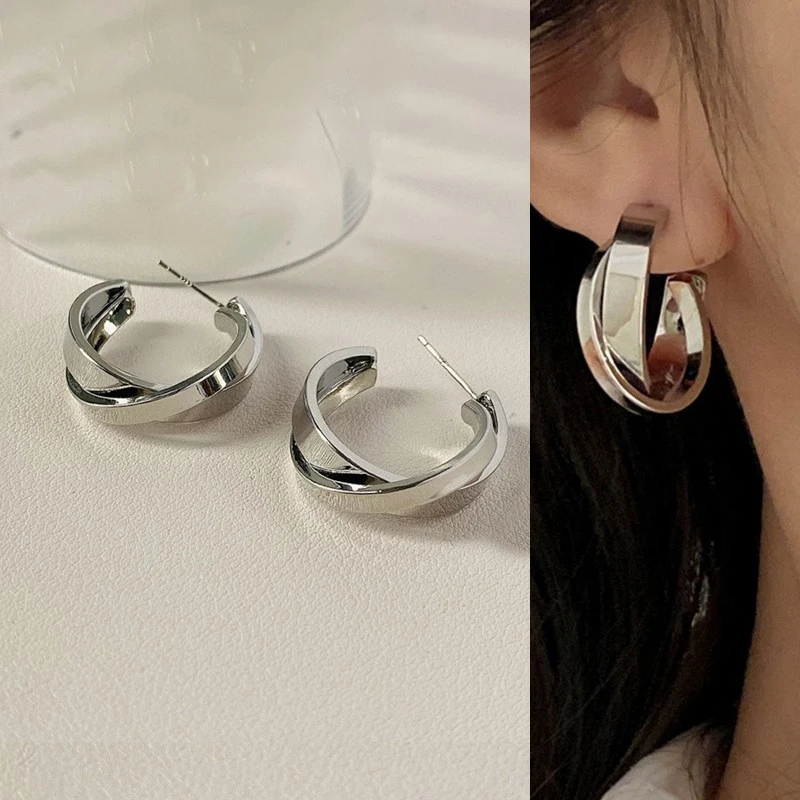 Luxe geometrische dubbele oorringen, perfect voor vrouwen met een verfijnde smaak. Deze oorringen geven je een stijlvolle en elegante uitstraling.