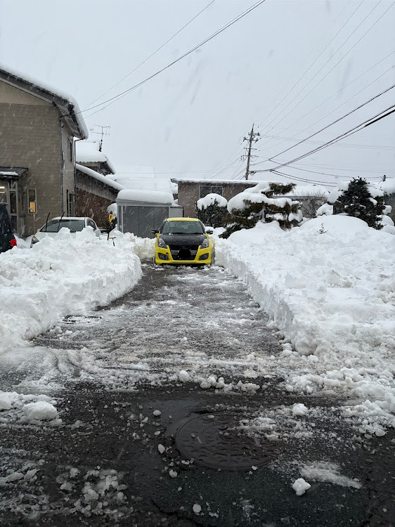 スイフトスポーツのはよ冬終われ・過去一……人力雪かき範囲・何度も心折れた（爆）・愛車発掘作業・まだまだ雪が降るらしいに関するカスタム事例の投稿画像14枚目