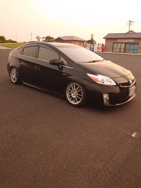 プリウスのプリウスのある生活・prius_freaks・ロクサーニ マルチフォルケッタ・愛車の差し色に関するカスタム事例の投稿画像1枚目