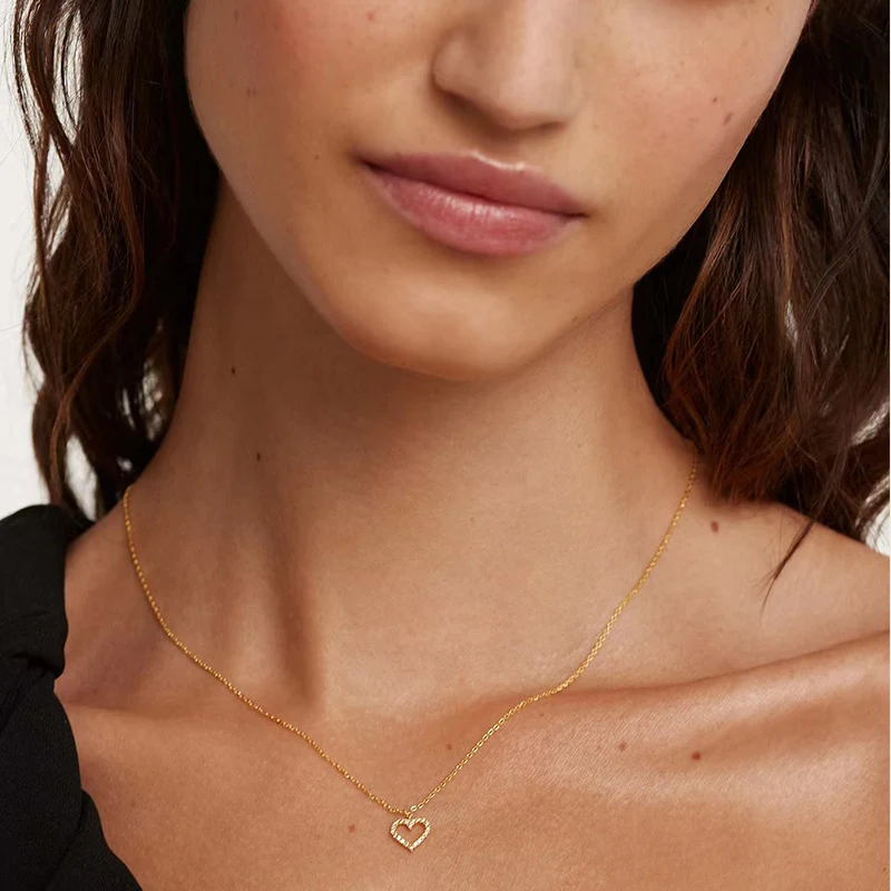 Volledig diamanten holle hart hanger ketting. Een sprankelend sieraad, perfect als cadeau voor een dierbare of voor jezelf.