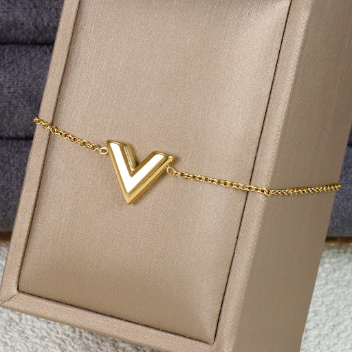 Title 3, Simple Gold Niche V-shaped Female Necklace. An ...