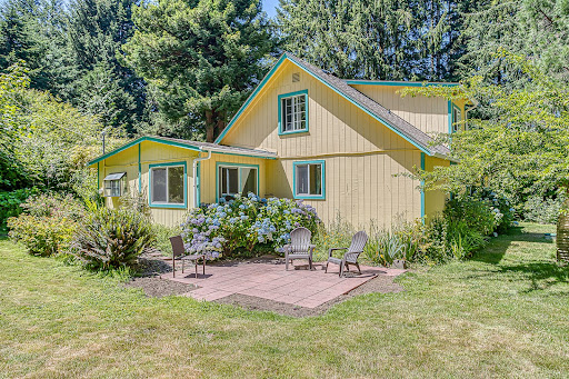Yellow house with paved patio and garden in this luxury house for sale in Seal Rock ($749,000 - 207 m²)