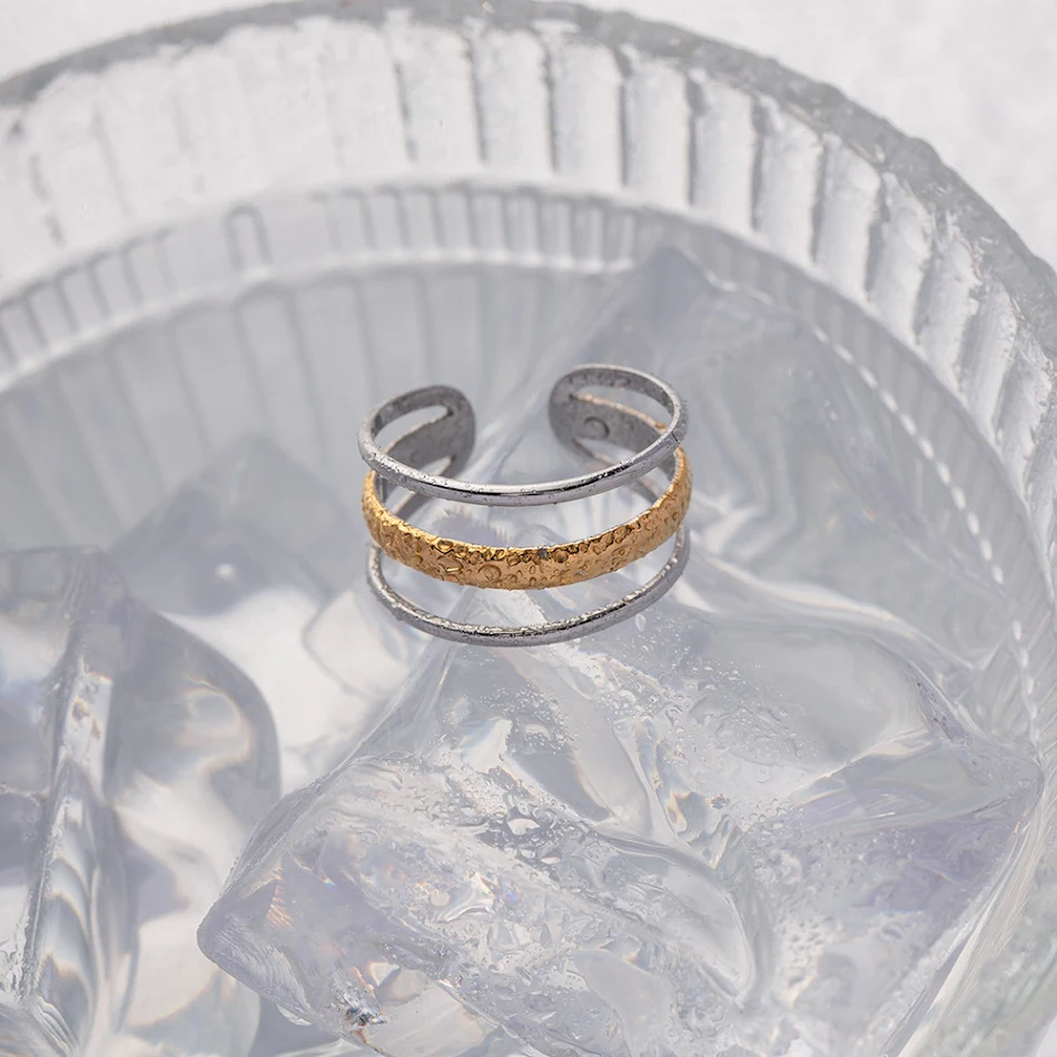 Bague en acier inoxydable sans pigment, triple couche. Un bijou élégant et durable pour toutes les occasions. Profitez d'un style intemporel et polyvalent.