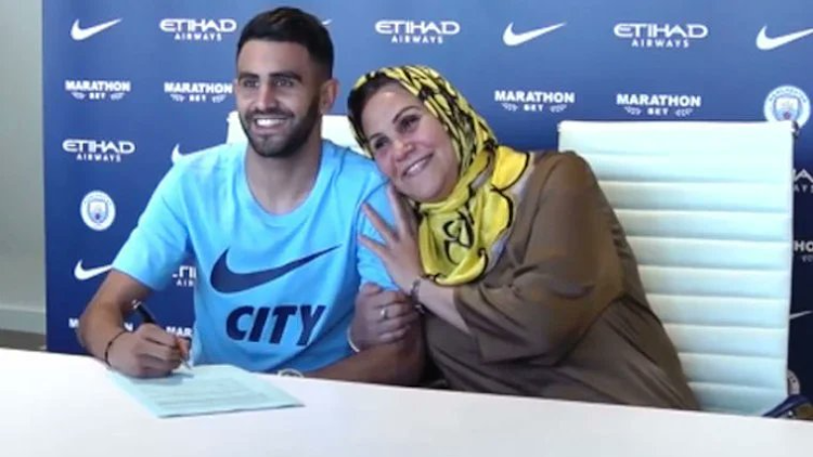 Riyad Mahrez akiwa na mama yake mzazi.