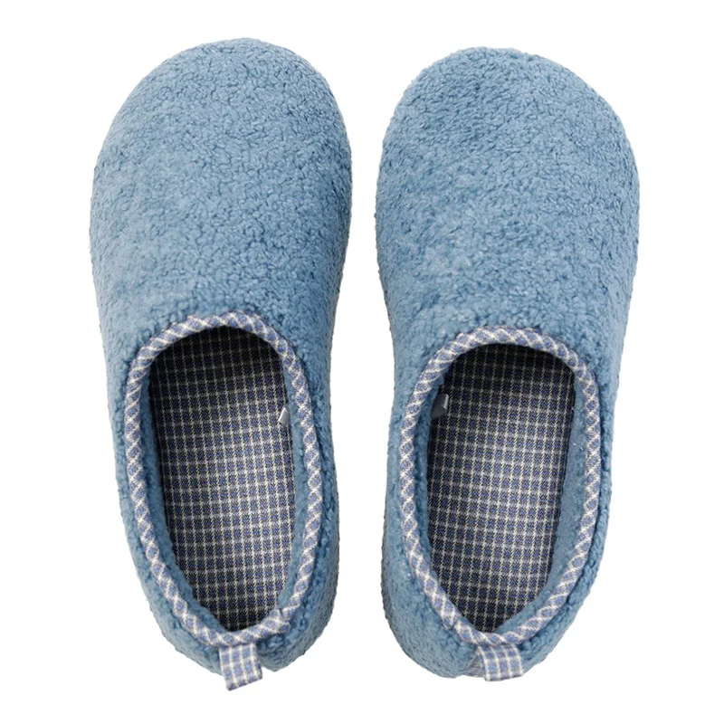 Set borsa coppia uomo e donna con pantofole spesse in cotone felpato. Comfort e calore per la casa. Un regalo perfetto per stare al caldo con stile.