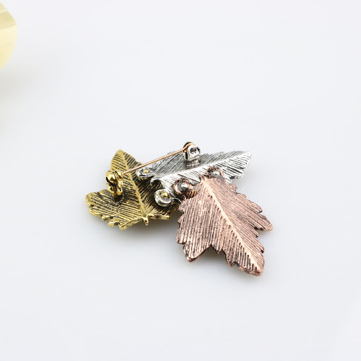 Title 7, Vintage Maple Leaf Brooches Metal Women. Elevat...