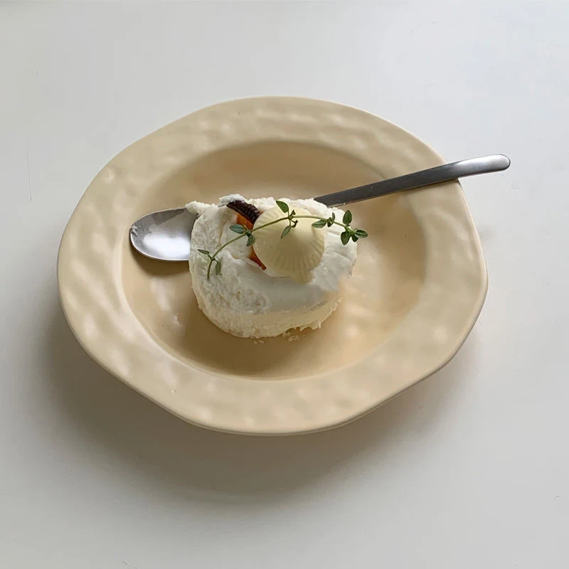Assiette à dessert, gâteau, yaourt, céréales, fabriquée à la main avec finition mate, vaisselle irrégulière pour petit-déjeuner et soupe.