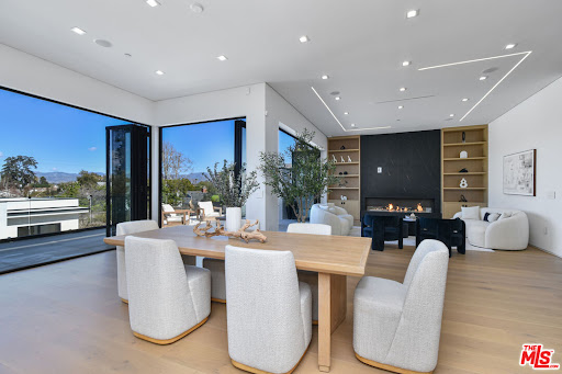 Maison avec piscine et jardin 5