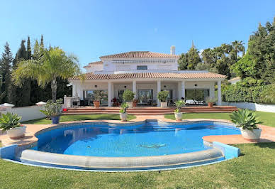 Villa with pool and garden 11