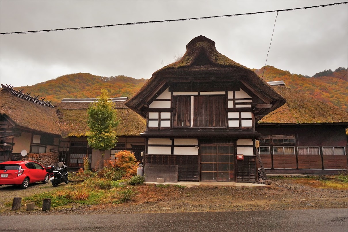 日本昔話の世界そのもの！茅葺き屋根の民家が残る水引集落   日本