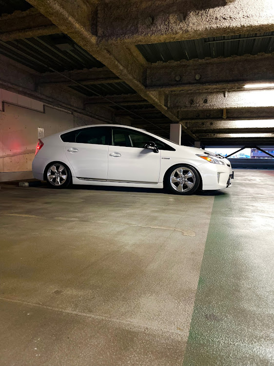 プリウスのUS気取り🤫・ママさんお買い物車・パチモンUSヘッドに関するカスタム事例の投稿画像1枚目