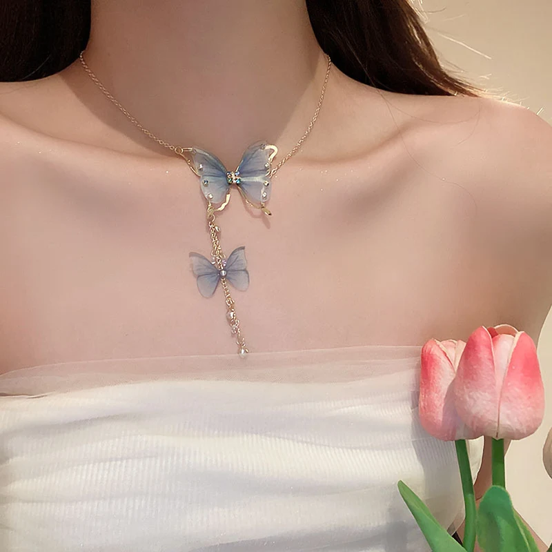 Collier papillon en tulle avec perles et strass à pompons, un accessoire magnifique pour sublimer votre cou et ajouter une touche glamour.