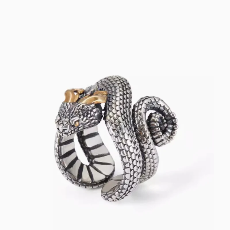 Trendy herenring van puur zilver met een dominante draken ontwerp. Een sieraad voor mannen met karakter en persoonlijkheid.