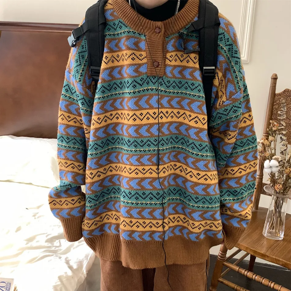 Veelzijdige Japanse retro sweater voor een tijdloze stijl. Ideaal voor casual en elegante looks, geniet van comfort en een uniek ontwerp voor elke gelegenheid.