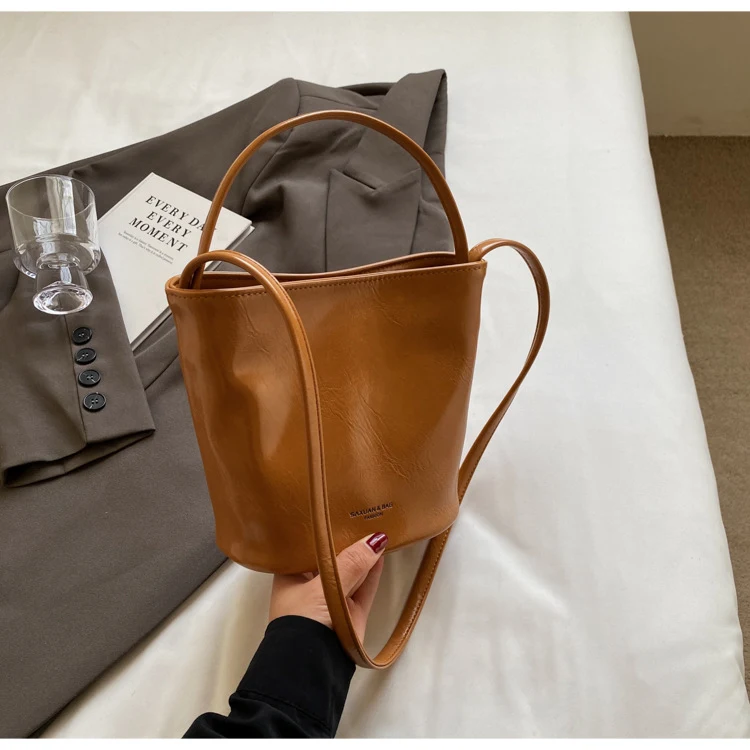 Borsa Messenger Rossa Western di Lusso, Esclusiva Borsa a Secchiello Portatile, Stile e Funzionalità per il tuo quotidiano, sempre con te.