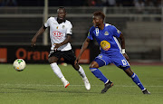 ES Setif player Isla daoudi diomande (L) and TP Mazembe player NATHAN SINKALA (R) fight for the ball during the CAF Champions League soccer match between ES Setif of Algiers of Algeria and TP Mazembe of Congo at the 8 May 1945 Stadium, Algeria, 17 August 2018.