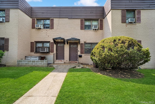 Apartment / penthouse purchase in Flushing (United States) - Beige and brown brick townhouse facade