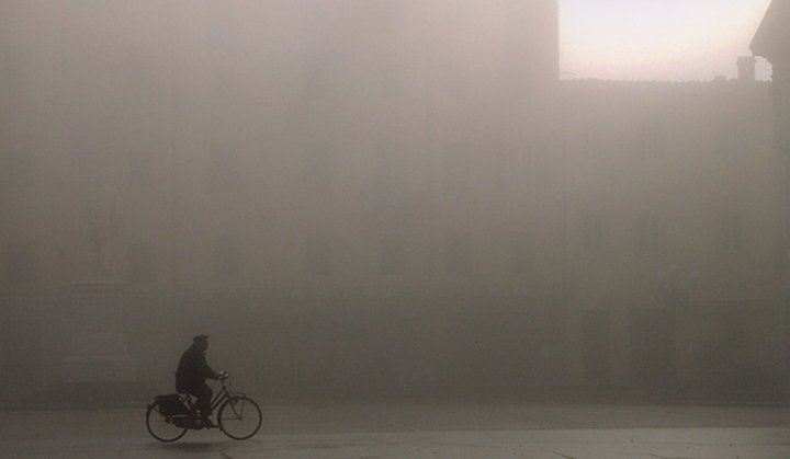 Ciclista nella nebbia di Massimo Genovesi