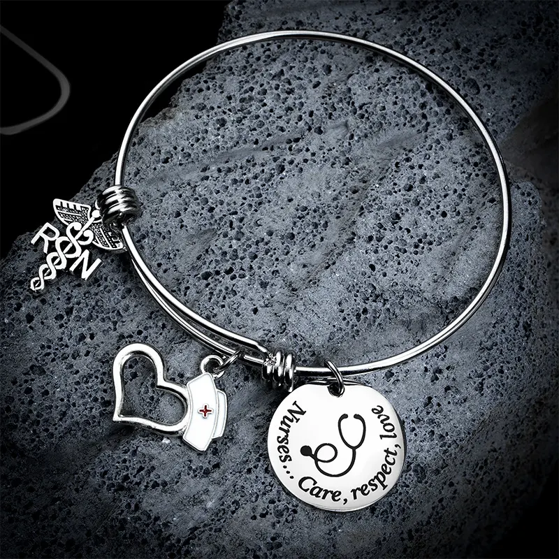 Pulseira Redonda de Aço Inoxidável com Pingente de Coração de Pêssego para Enfermeira, Ajustável, Ideal para Presentear com Carinho e Estilo.