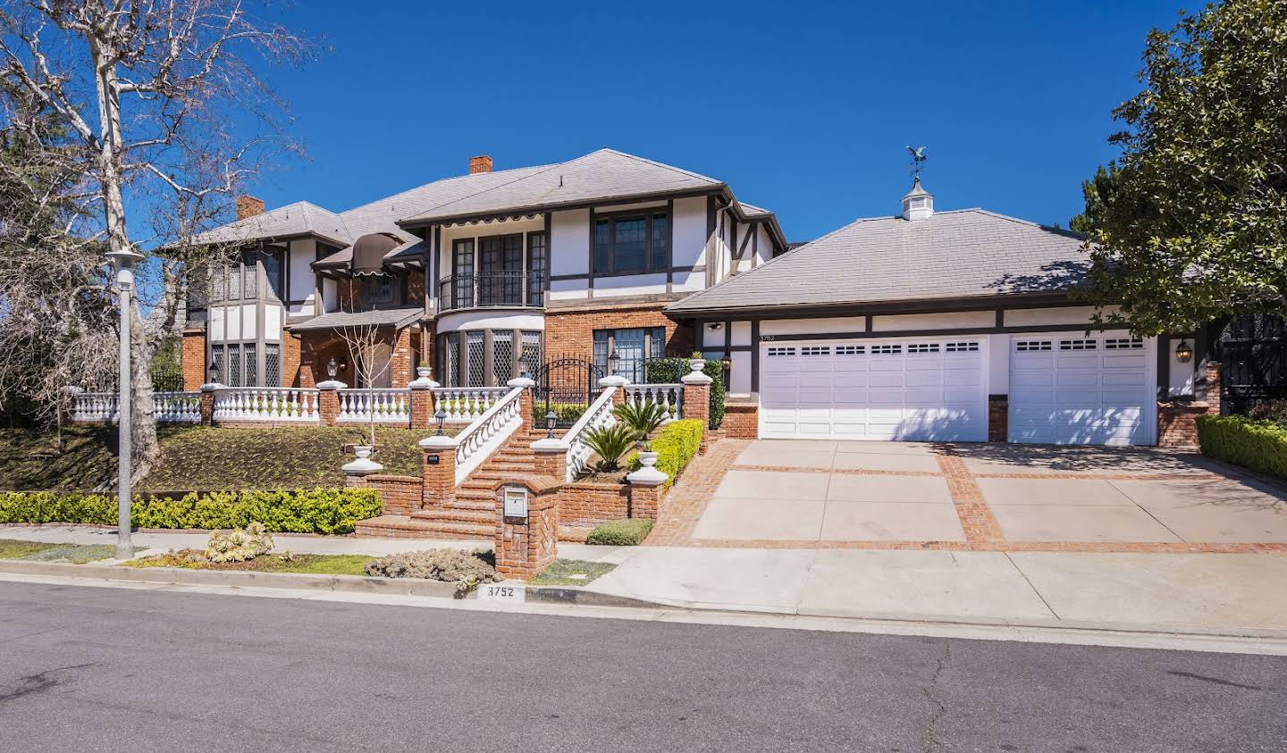 House with pool Encino