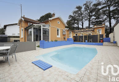 Property with pool 4