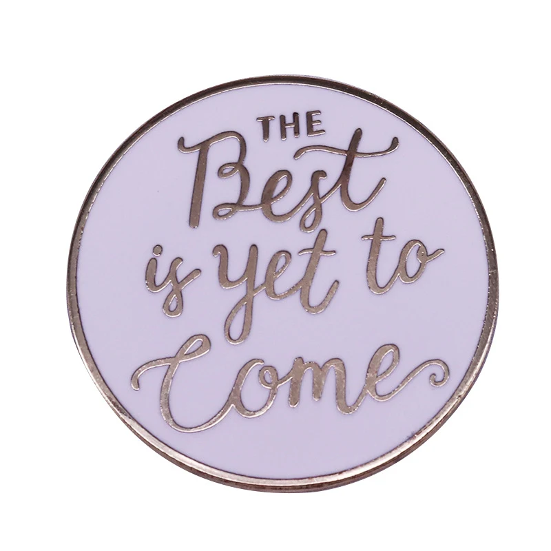 Het Goede Moet Nog Komen! Positieve, inspirerende pin, een dagelijkse herinnering aan hoop en motivatie om de dag met optimisme tegemoet te treden.