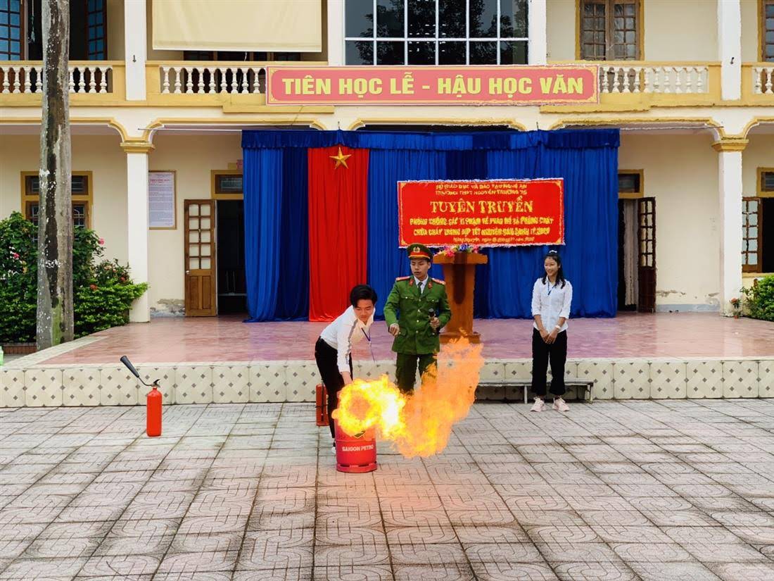 Các em học sinh thực hành chữa cháy