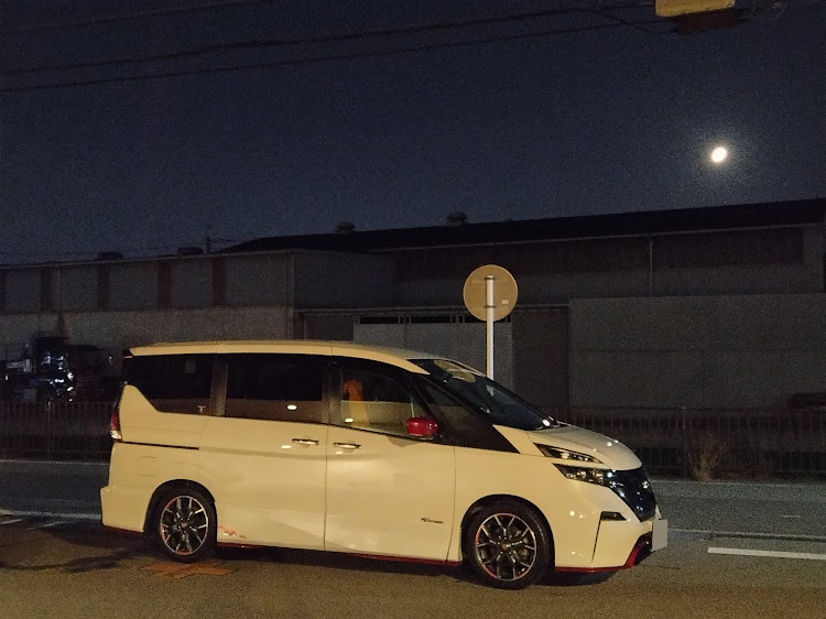 セレナの洗車・飛行機コラボ・カメ活練習・夜景コラボに関するカスタム事例の投稿画像1枚目