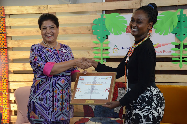 Zarina Khan awards Emily Samba, who received on behalf of Sue Wairimu