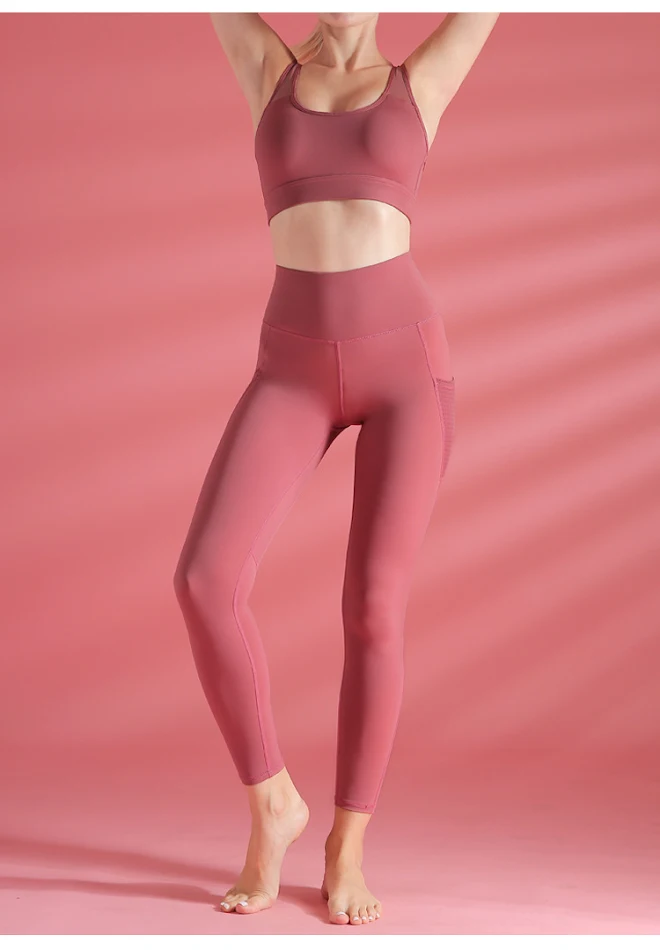 Sportowy biustonosz z siateczkowym tyłem i designem beauty back, zapewniający wsparcie i styl. Idealny na treningi.
