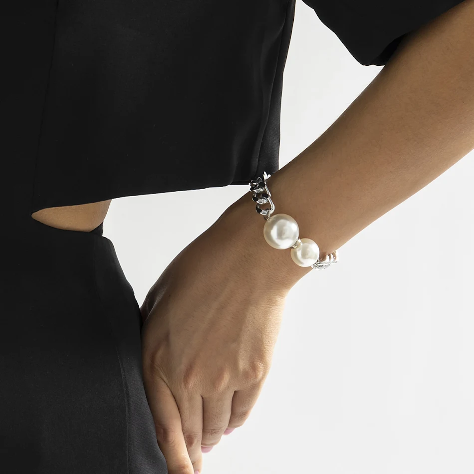 Collier Punk Simple Perle, Métal Brillant, Anneau et Surface Lustrée pour Affirmer Votre Personnalité dans le Monde des Affaires.