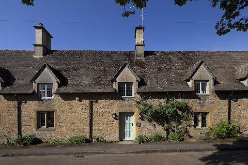 Old stone house with slate roof in this luxury house for sale in Sandford Saint Martin ($1,569,296)