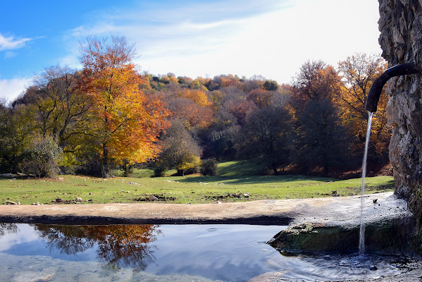 fontana nei caldi colori autunnali di FLAVIO DI PERSIO