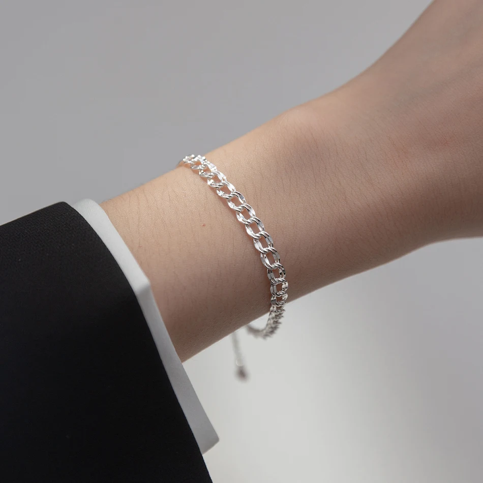 S925 Zilveren Armband met glanzende gesp en gegolfde schakel. Een stijlvol sieraad voor dames. Perfect voor dagelijks gebruik of als geschenk.