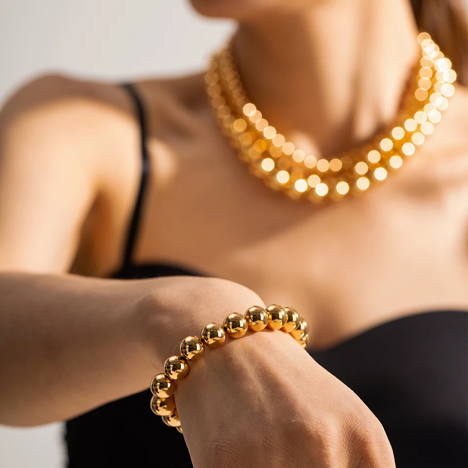Bracelet minimaliste à billes d'acier avec couverture en cuivre exagérée, personnalisé. Un accessoire unique pour affirmer votre style.
